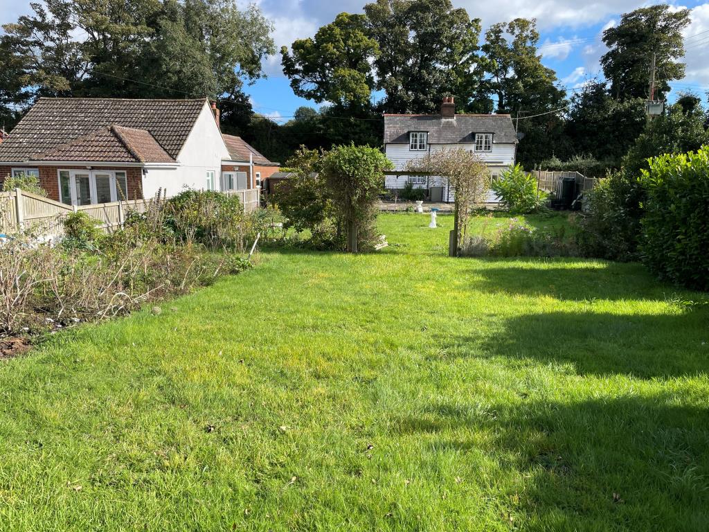 Lot: 34 - DETACHED COTTAGE ON GOOD SIZE PLOT - Long garden to rear